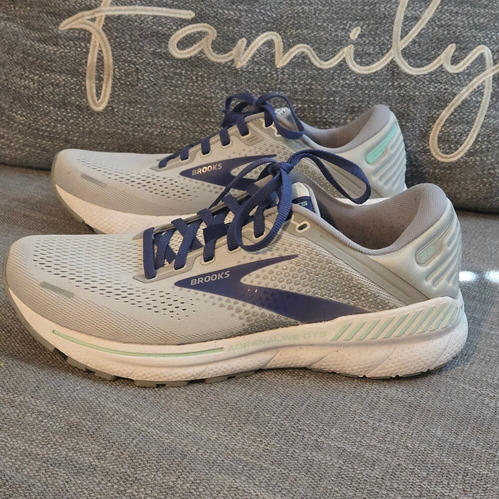 Brooks Adrenaline GTS 22 running shoes women's size 10.5 B medium